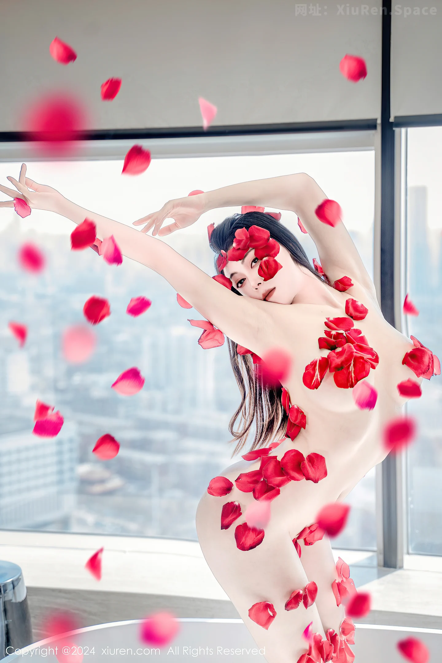 图片[4]-[XiuRen秀人网]VOL.8175 新人模特瑜伽喵私房浴室玫瑰花瓣浴秀魔鬼曲线撩人诱惑写真63P-秀人网官方网站